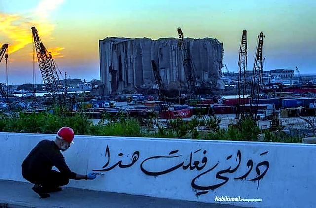 Figure 7 : photo prise par Nabil Ismail montrant la réécriture du message sur le mur du port