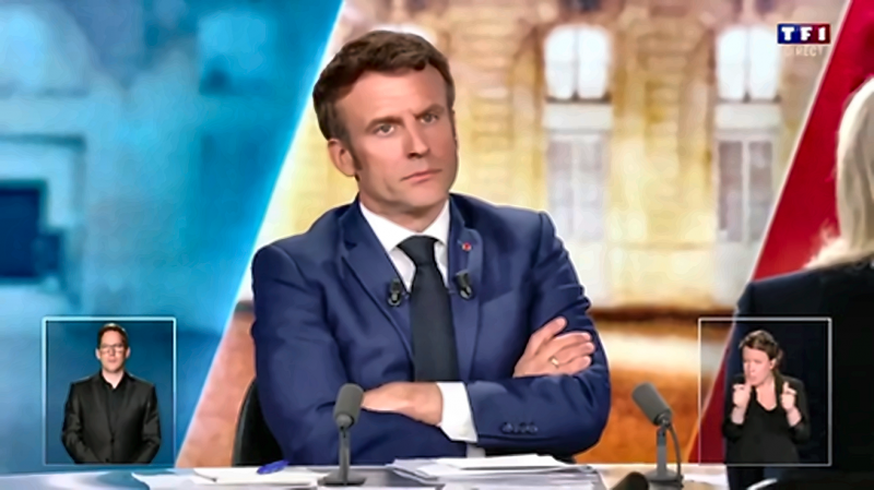 Figure 10. Emmanuel Macron : bras croisés, regard soutenu et posture de défi — 66 min 45 s