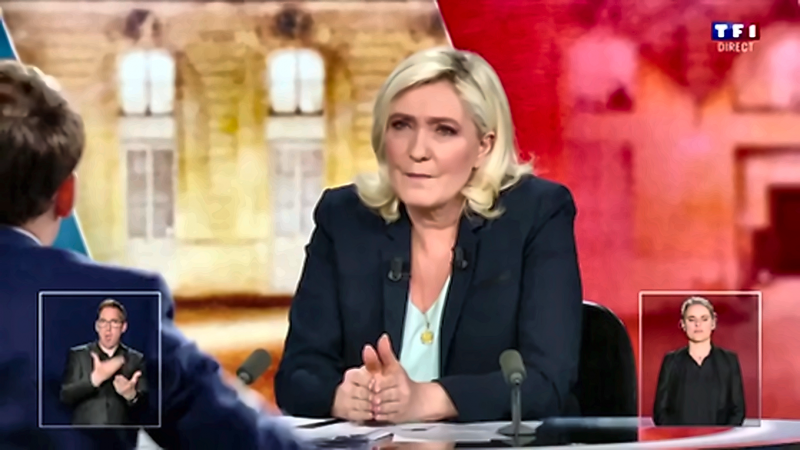 Figure 16. Marine Le Pen : mains en V horizontal et adresse contrôlée à l’adversaire — 68 min 04 s