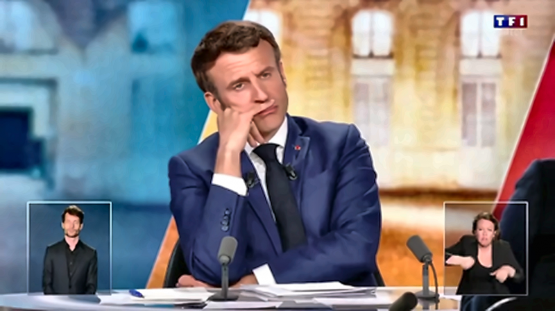 Figure 2. Emmanuel Macron : main en équerre sur la joue et fermeture posturale — 56 min 52 s