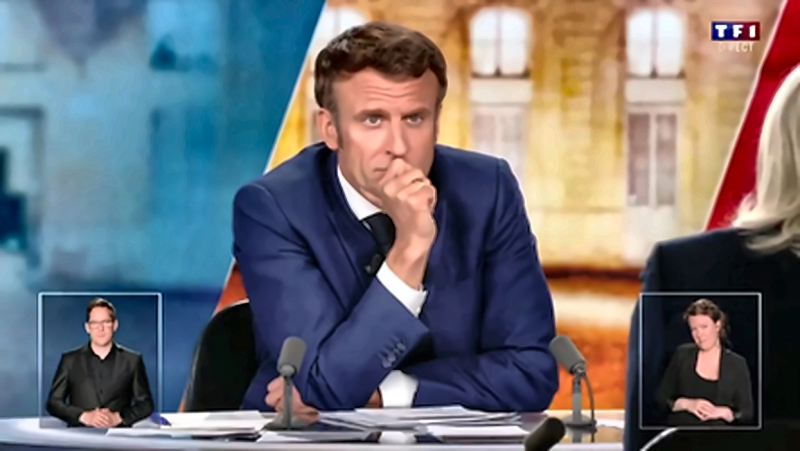Figure 3. Emmanuel Macron : poing devant la bouche et contrôle de la réponse — 57 min 31 s