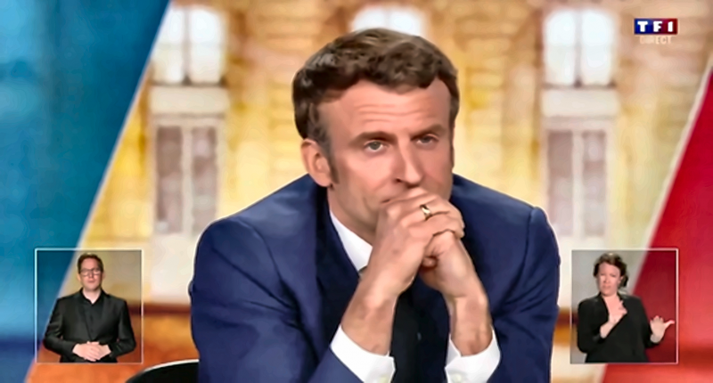 Figure 7. Emmanuel Macron : mains jointes près de la bouche et concentration critique — 65 min 14 s
