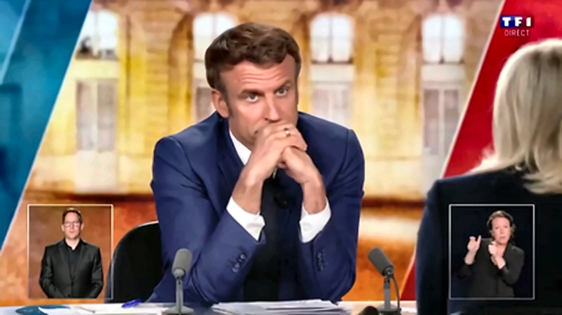 Figure 9. Emmanuel Macron : mains serrées et désapprobation latérale — 66 min 21 s