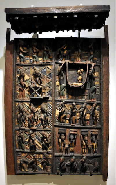 Olowe d’Ise. Les panneaux de porte et un linteau en bois. Yoruba, Nigéria, 1910-1914