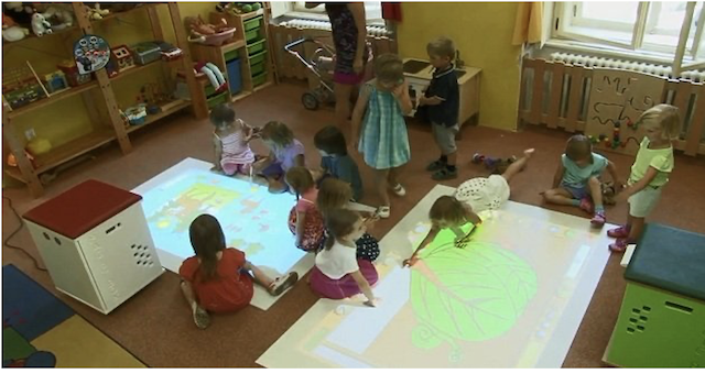 شكل 4 : مهارات العمل الجماعي في الواقع الافتراضي، الذي يسمح للأطفال بالتفاعل والكشف عن أنفسهم، ويظهرون مواهبهم المخفية، إلى جانب القدرة على اتخاذ القرارات وقيادة الأصدقاء.